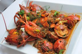 Homard Á L'Américaine (Lobster w/ Wine, Tomatoes, Garlic & Herbs)